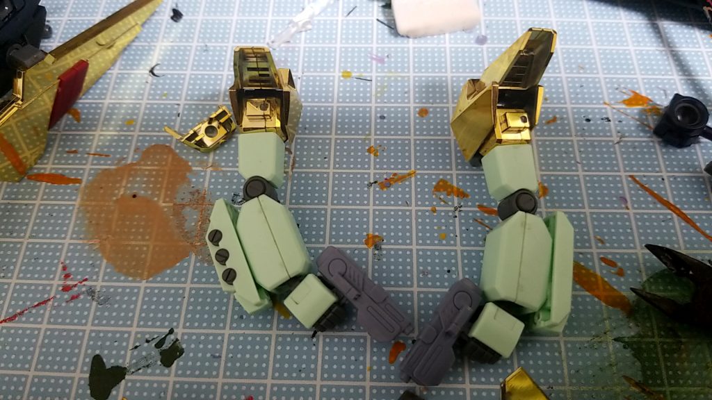 腕は唯一接着をした
腕部分にビームサーベルの収納ラックとハンドグレネード収納ラックを接着
肩はデルタガンダムのもの
ハンドガンはストライクノワールのものを流用