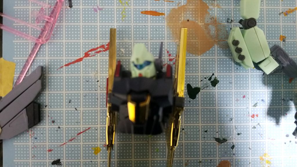 頭はそのままジェガンで、胴とバックパックはデルタガンダム