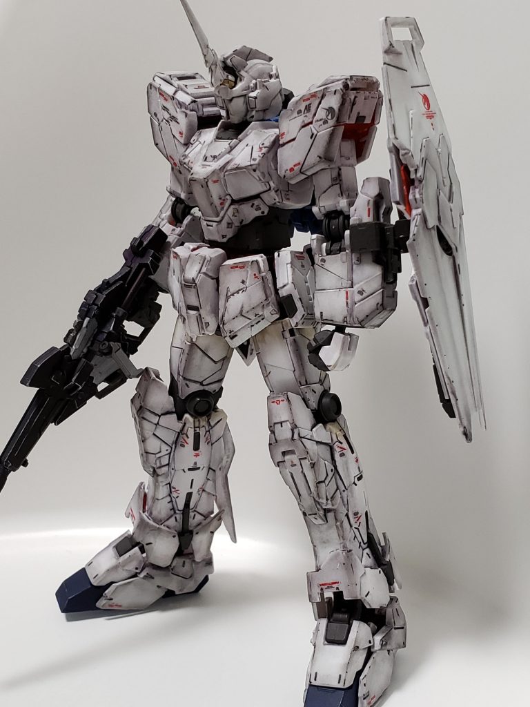 ユニコーンモードです。
リアルタッチマーカーでウェザリングにチャレンジしてみましたが、白い装甲のせいか、やり過ぎた感が…