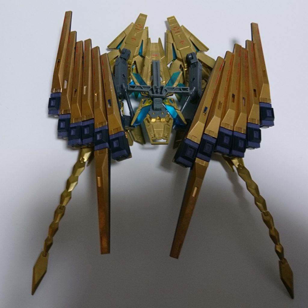 ・バックパック組立後
フィンファンネルの両一本にジョイントの受けを接着しました。