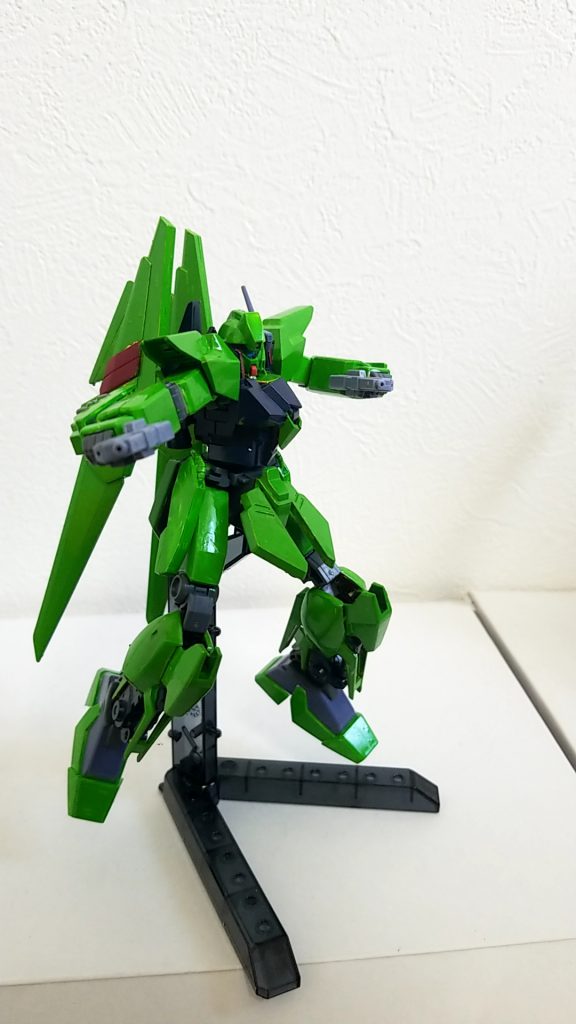 本機唯一のメインウェポン
ハンドガン
高機動を活かした中、近距離戦が得意