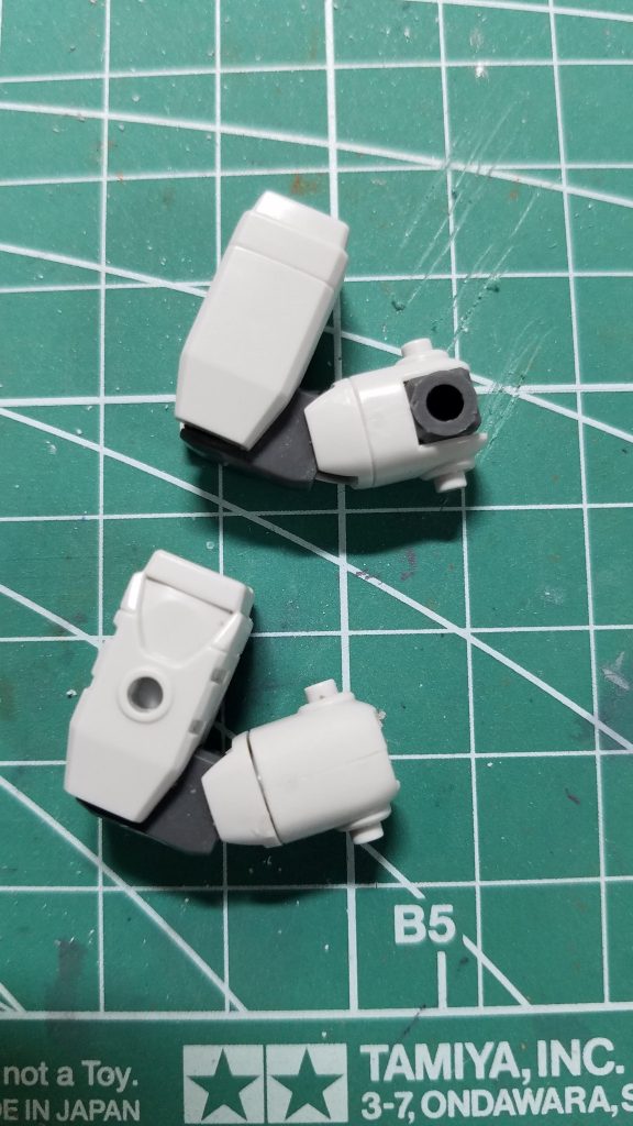 腕部は軸を切り落としてコトブキヤのダブルジョイントLを加工して収めました。これにより肘間接が二重化に。(ガンダムウエポンズのSEED Destinyに収録されてた方法を参考にしています。)