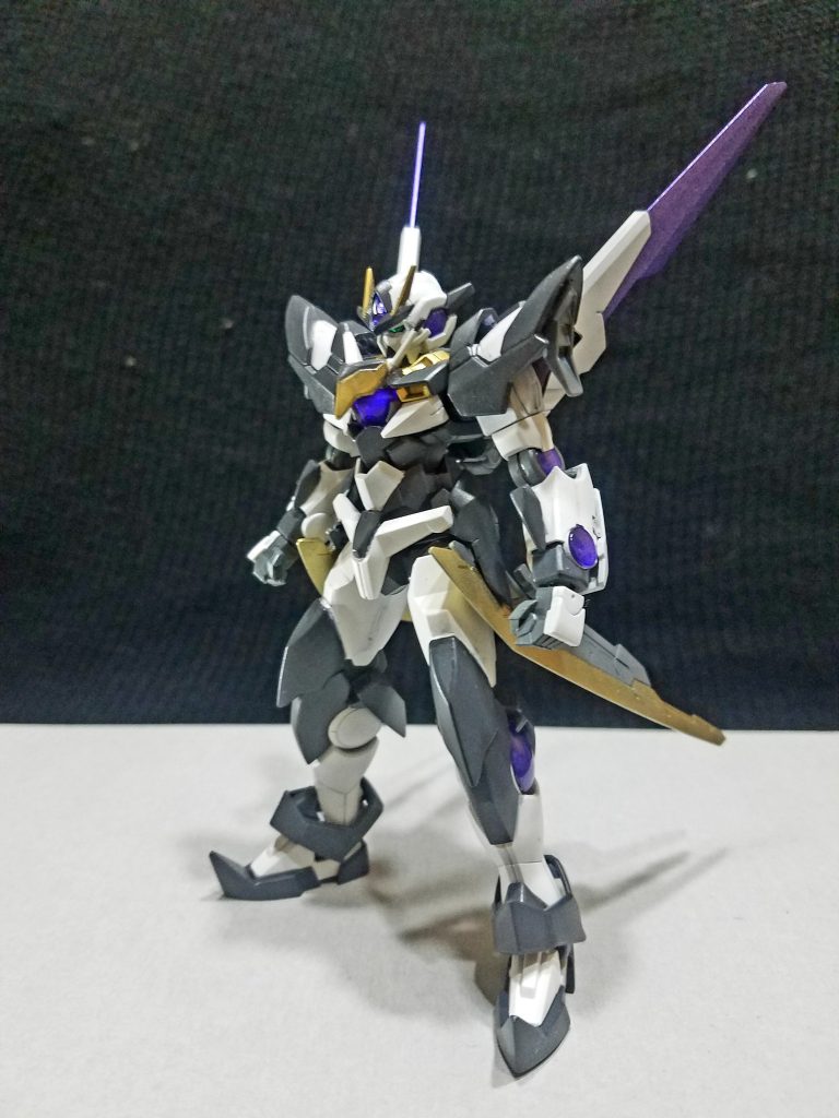 ちょこちょこ手を加えましたが、今回1番力をいれたのは胴体です。クリアパーツの中にジュエルシールを埋め込み 上からクリア系で塗装したので、光を当てると鈍く光ってくれます(^-^)