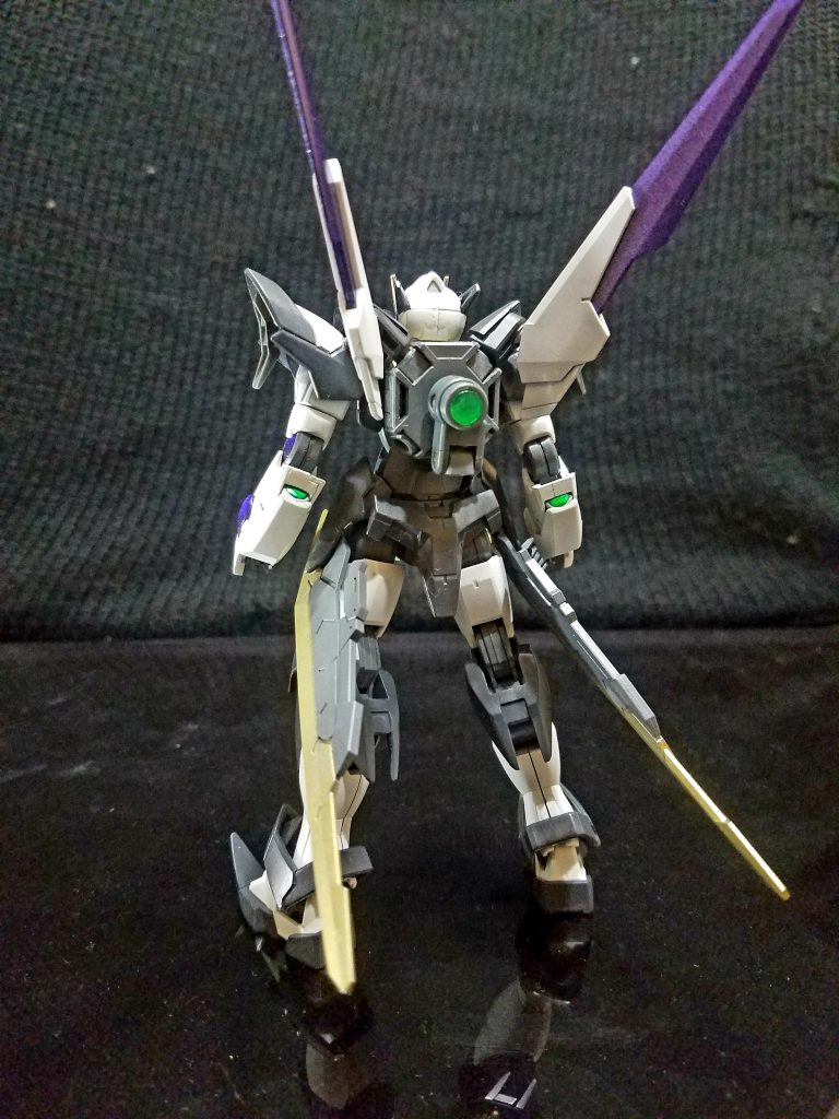 バックショットです。腕とバックパックに太陽炉を付けました。今回写真をのせれませんでしたが、この機体、もちろん3機のビットたちと合体することができます。ビットそれぞれに太陽炉が積んでありますので、全部あわせて6機!!というとんでもない出力に、、、の前に制御不能になりそうですね( ̄▽ ̄;)
