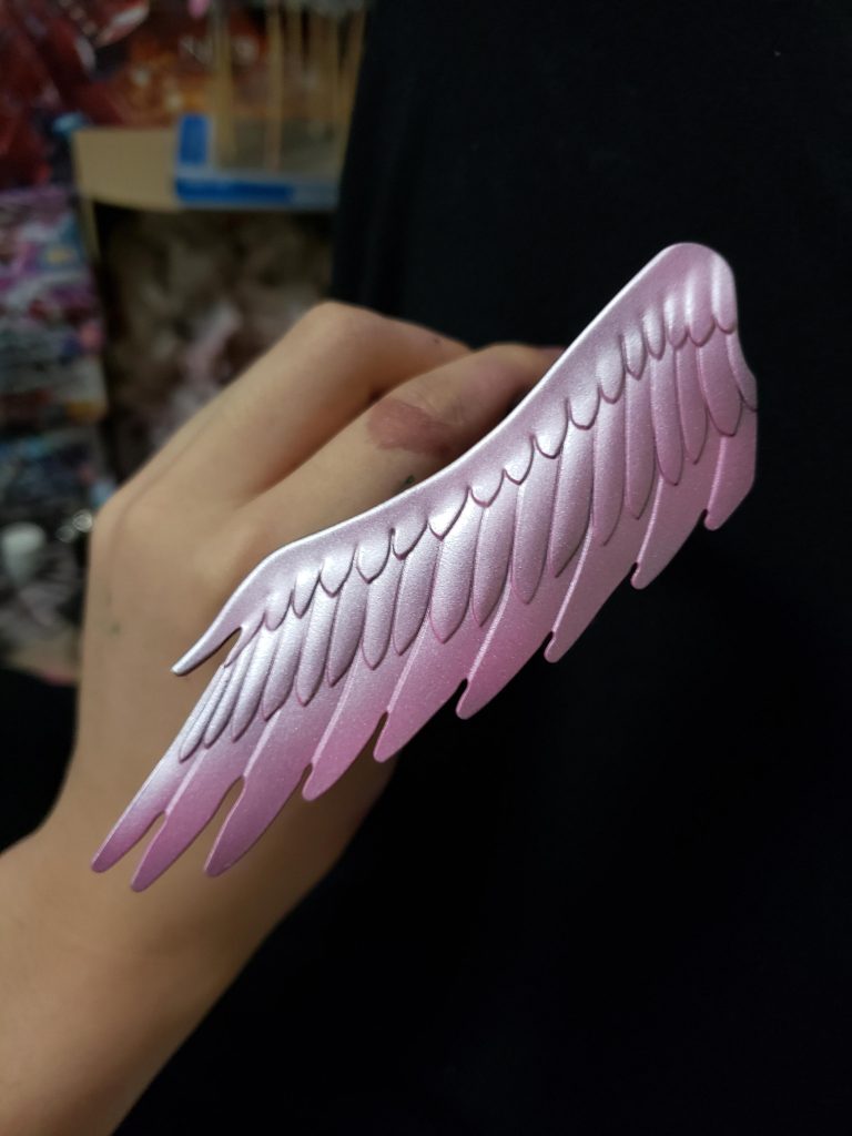 羽根の偏光具合が好きです
黒下地にスーパーシルバーその上にホワイトバール、蛍光ピンク、クリアシルバーを混ぜた物を吹いてます、塗料はMr.Color