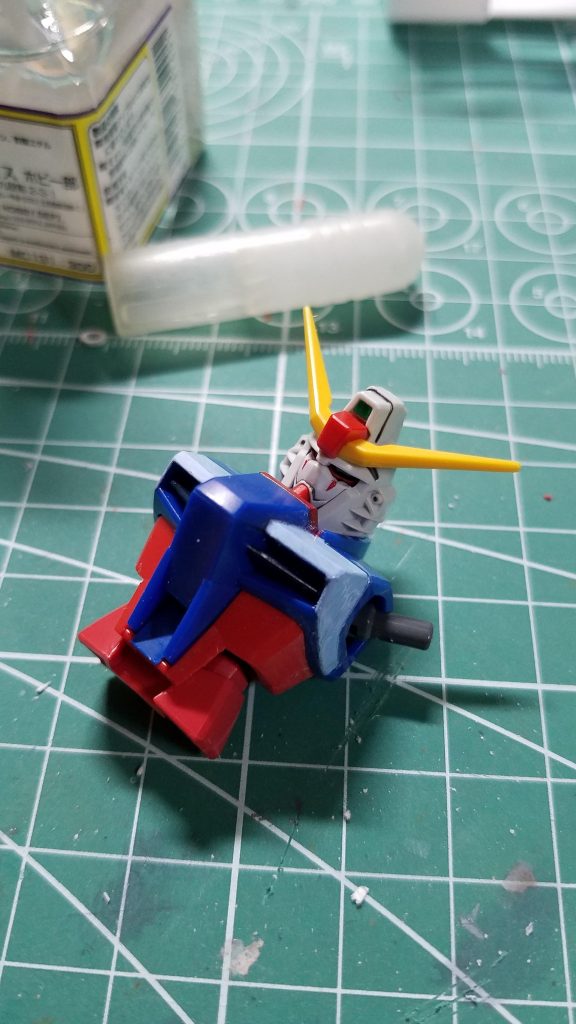 腹部にはHGダブルオーの腹部グレーパーツのボールジョイントの受けを切り出して埋め込み、下腹部はダブルオーの物を使用しました。