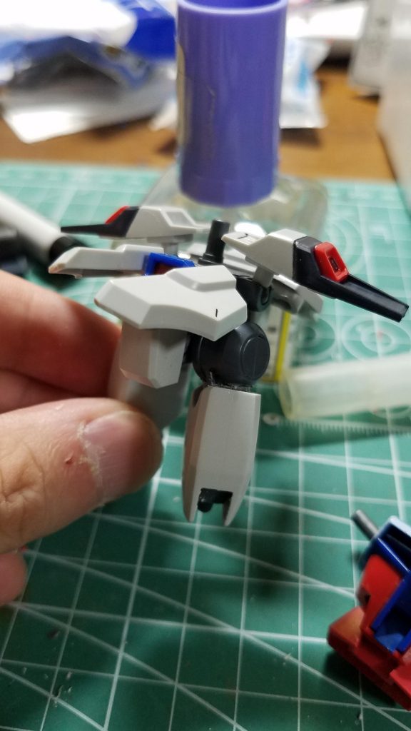 ダブルオーの関節を利用して足にロール関節を仕込みました。