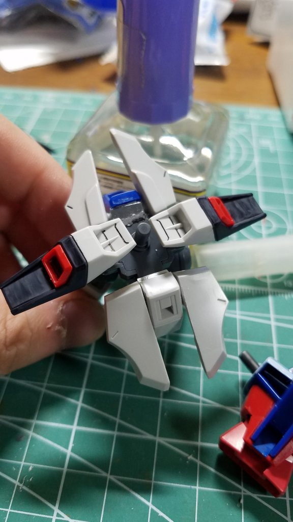 腹部同様股関節周りもダブルオーの物に。リアスカートを切り離して独立可動させポーズの邪魔にならないようにしました。