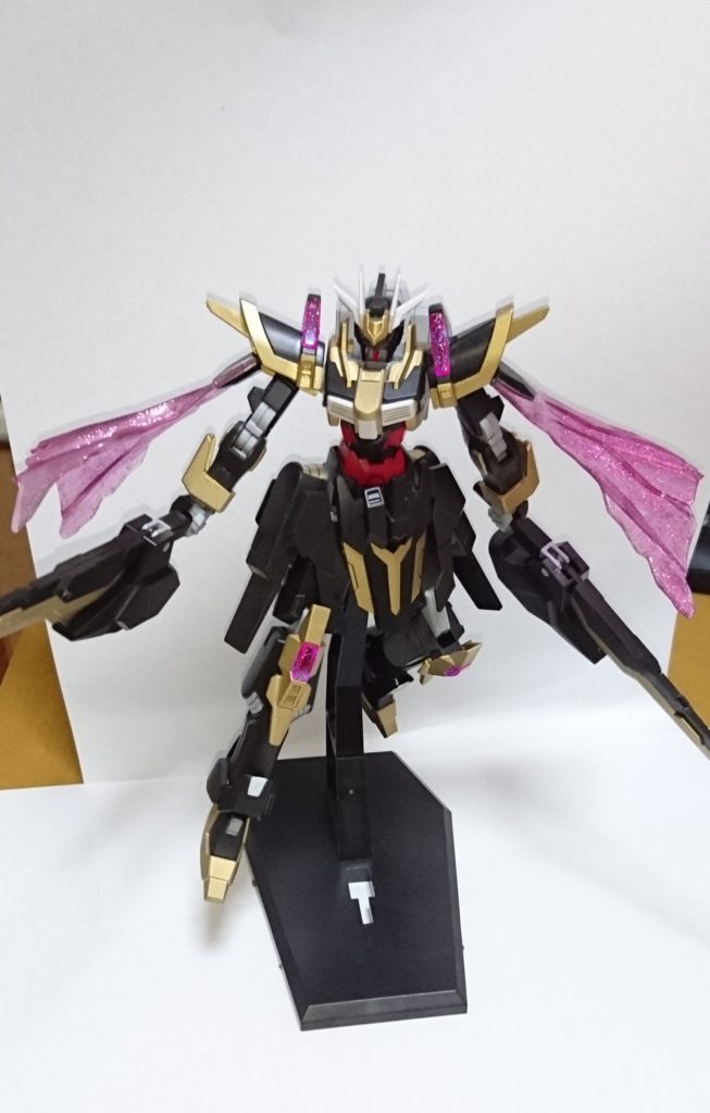 フェニーチェのビームマントを装備できるように加工することで皇帝のマントをイメージすると共に防御兵装を装備しました。