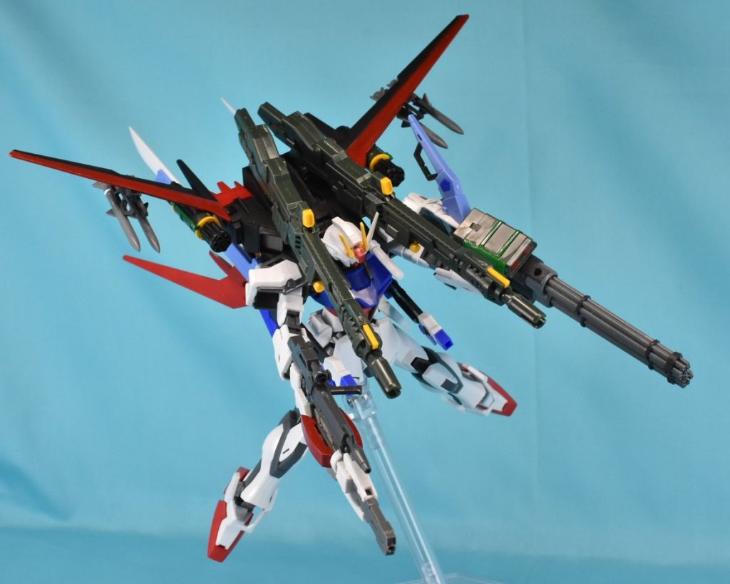 肩キャノンは正義。
エールストライカーを加工して、横に幅増し。プラ板等でアグニの基部とダクト部分を新たに製作。主翼下の武装は、RGランチャーの肩のガトリングとFAガール『スティレット』のミサイルを使用しました。