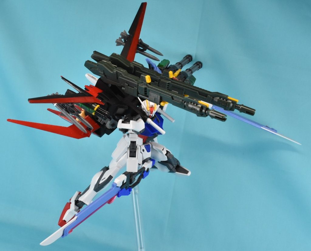 対艦刀の二刀流は浪漫。
RGソードをそのまま使用。エールストライカーにコトブキヤの『メカサプライ ジョイントセットB』のパーツを付けて、IWSPっぽく納刀できるようにしました。