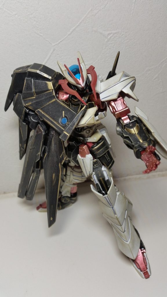 箱絵っぽくポージング
体の半分を覆うマント状の装備が厨二心をくすぐります。