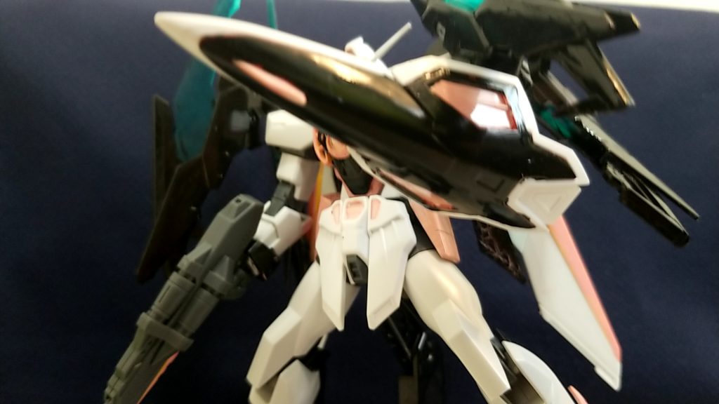 ウイングシールド
中にはビームサーベルも収納されている
なお、チャンピオンの戦い方を真似ているせいでこのシールドで思いっきり殴ったり刺したりする