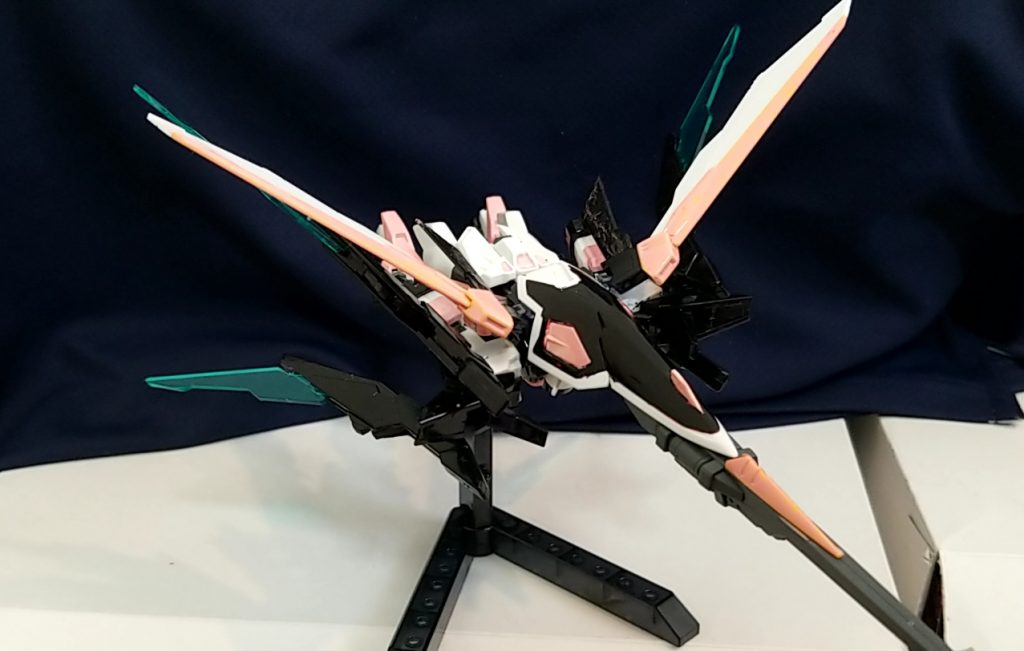 高速飛行形態「イーグルモード」
ウイングの「バード形態」とAGE2マグナムの「フェニックスモード」を掛けあわせた形態
ファンネルも展開可能でウイングの高機動とファンネルのオールレンジ攻撃により敵を翻弄する