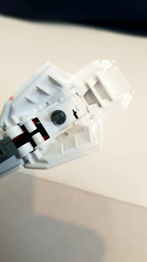 シールドは本来は手に持たせるものだったが、ウイングのキットの手首の弱さを克服するために、シグルシールドの接続部を採用
ニッパーで切って接着しただけ
黒い線は位置を測るためにつけたもの