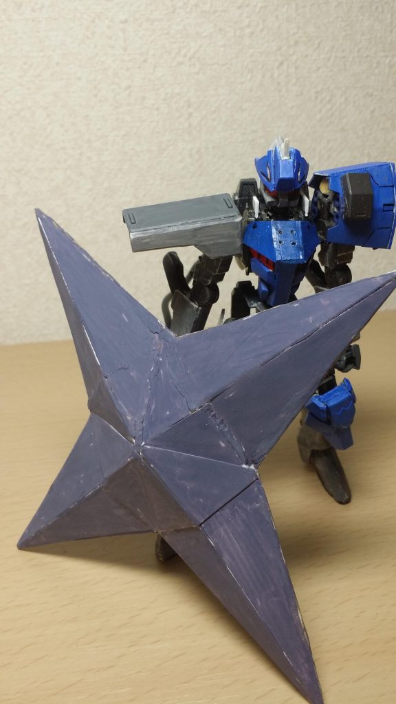 大型手裏剣はプラ板とパテで作りました
持つ部分はリード線でやっています
かなり重くなっているので持ち上がらないのが、ちょっと残念ですが…