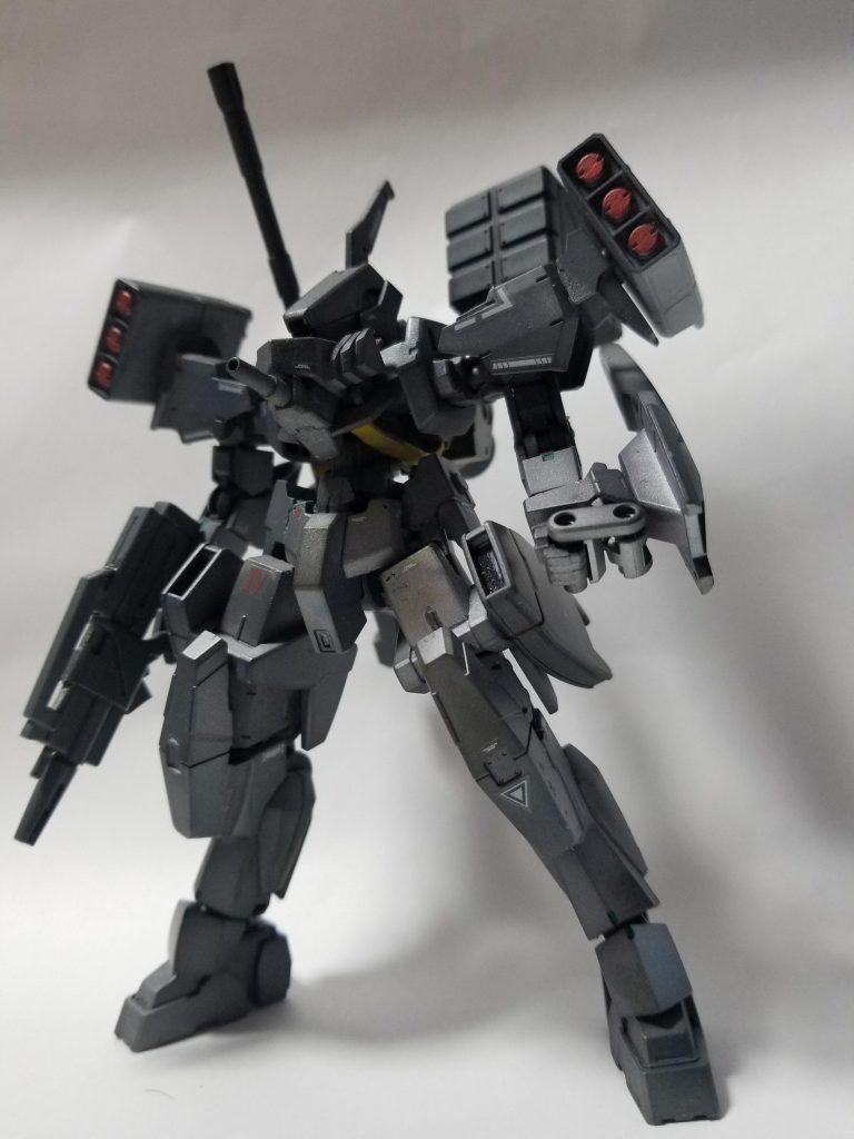 ライフル、サーベル、グレネード砲、ミサイルと全距離での対応可能