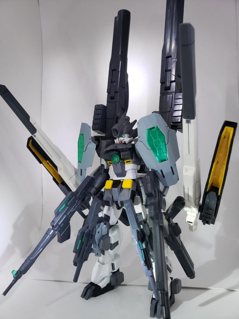 フロントショット
頭部はジェガンブラストマスターとサバーニャで作成、ハイメガキャノンの砲口はメタリックグリーンで塗り、大型スコープセンサーという設定にしました。
遠距離砲撃型だからね、スコープは必要だよね←