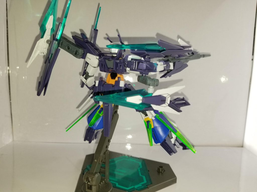 目に見える大きな変更点は２つ。
脚部をAGE-FXから流用してCファンネルを搭載したこと。
肩部後方にアームを追加して、Fファンネルと共にシグルシールドを装備したこと。

フォルムもやや末広がりになり、縁起が良くなった。（本人談）

【ガンプラ仕様（設定分部含む）】
モデルナンバー：AGE-2ISP
全長：約18.5m
全備重量：33.2t

【武装】
ハイパードッズライフルマグナム
Fファンネル×４
シグルシールド×２
Cファンネル×６

【合体武装】
EX-カリバーオマージュ