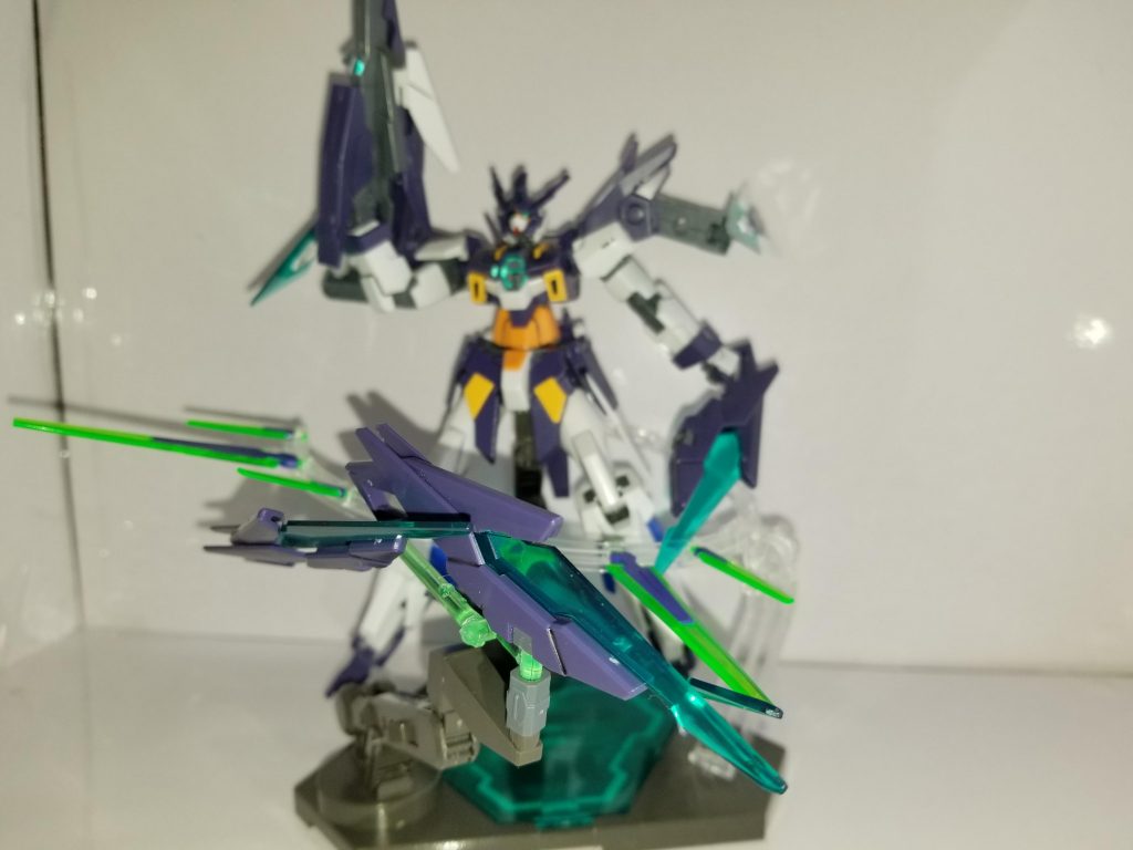 同時にFファンネルを発射。

ガンプラの出来栄えの影響か、操作精度に低下がみられるようになる。
それを回避する為、この状態ではFファンネルは3機まで（合計ファンネル数9機）とし、両肩のシグルシールドと片手に保持したFファンネを操作用のアンテナとして機能させている。