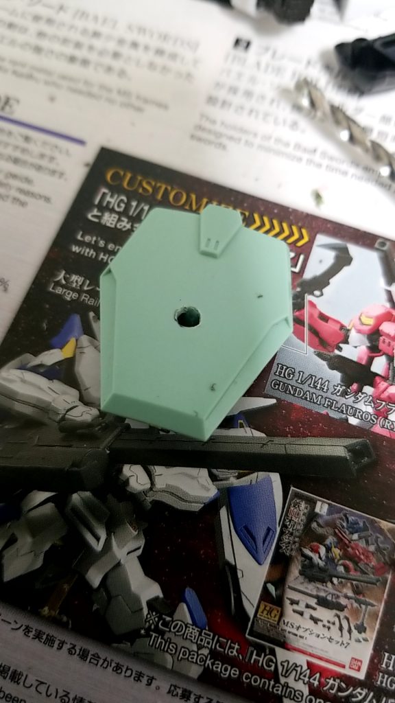 リアアーマーはフォビドゥンガンダムとAGEⅡマグナムのものを使用
フォビドゥンのアーマーにピンバイスで3mm穴を空ける