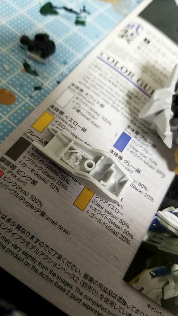 腕部のクローはバエルのかかと部分のパーツを使用
写真のように削って接着
削ったところをパテで埋める