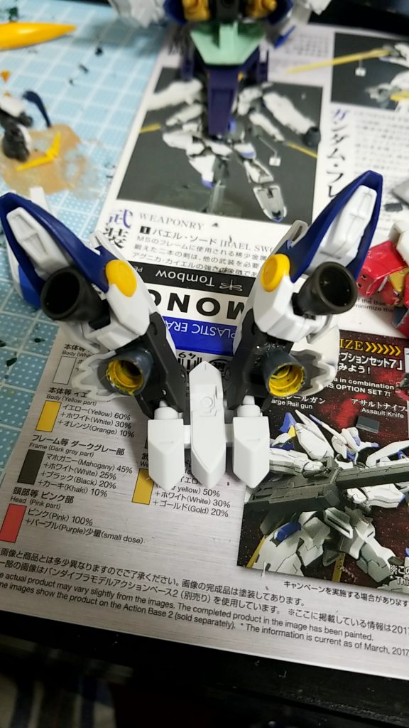 最後にバックパック
バエルの羽根を取って代わりにウィングガンダムの肩部をつける
さらに腕の接続部に当たるところにフォビドゥンガンダムのバーニアをつけるに
その下らへんにもバーニアを、さらにバーニアの隣にバエルのサイドアーマーを接着