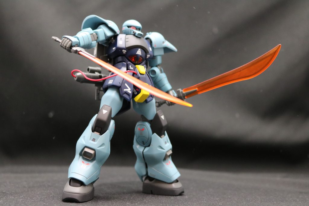 武装はビームバズーカ、ヒートソードx2
ブッシ自体は近接武器を持ってないのが勿体無いと思ったので、グフのヒートソードを装備させてます。