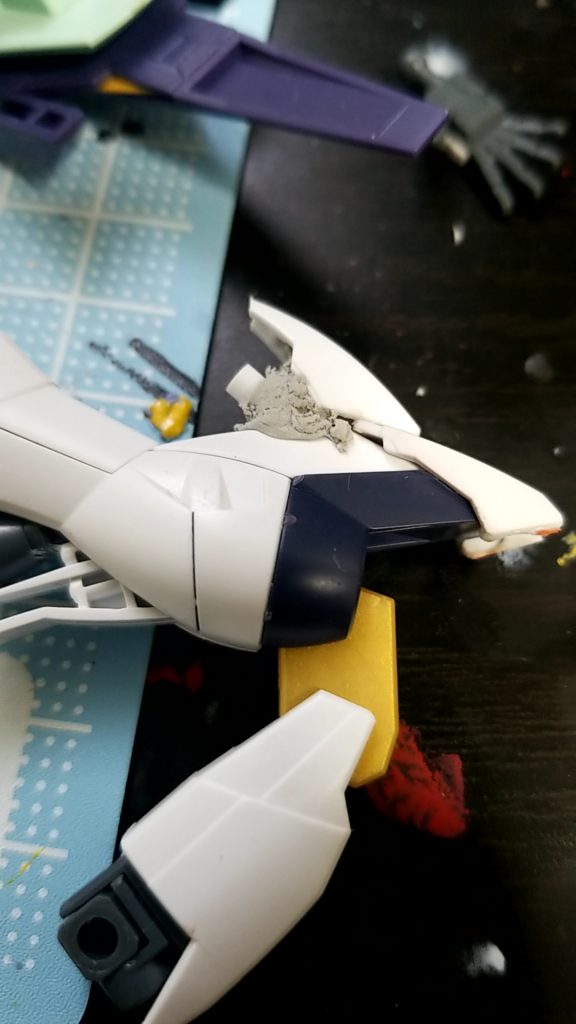 こうやってビームサーベルを埋める
見えたら意味ないのでF91の膝部を使って前を隠し、空いた部分をパテで埋める