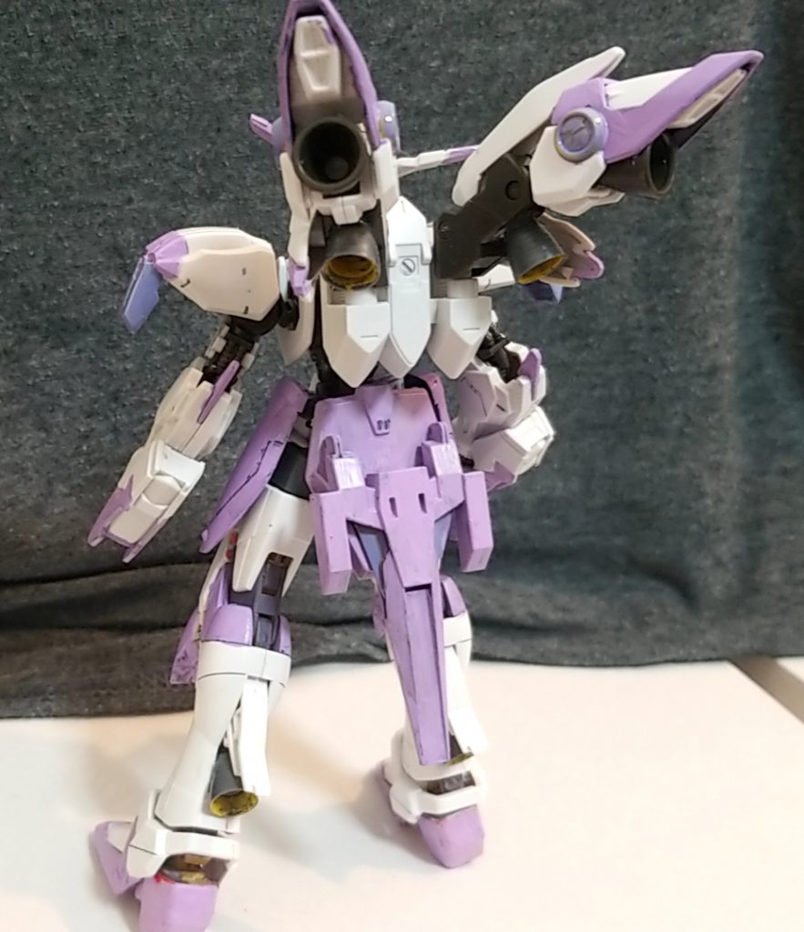 背面
羽根も無くなり代わりにシナンジュのようなブースターを設置、背面各部にバーニアも装備