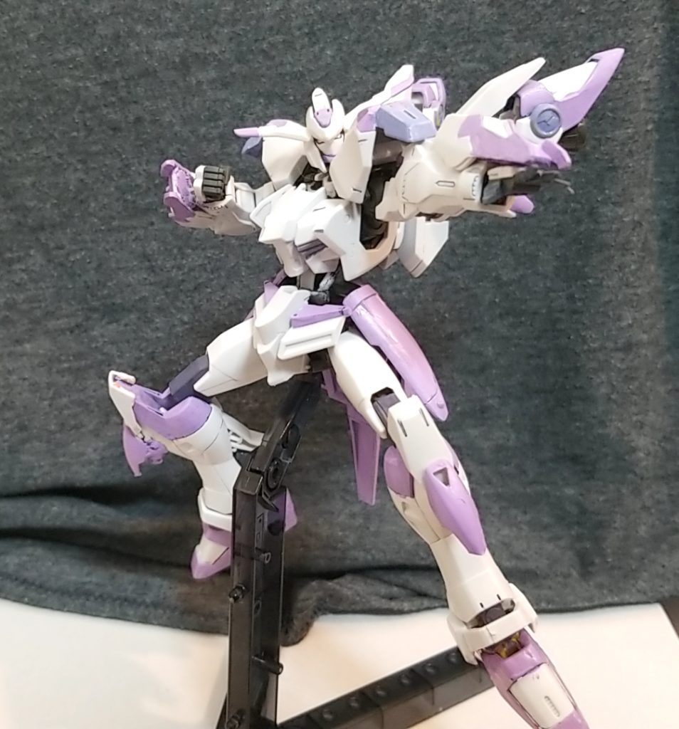 腕部に手甲のようなクローもつけているので攻撃力は増している