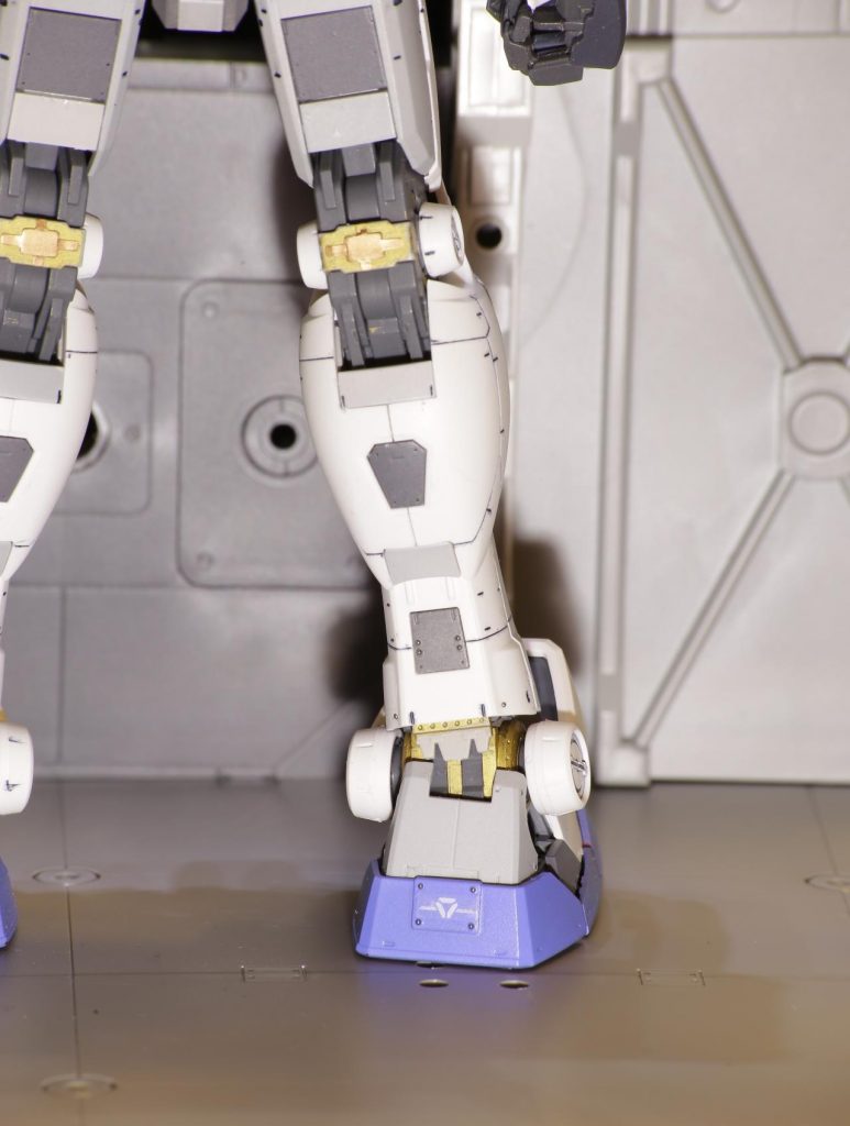 前回のガンダムと同じように各所にある細かい丸モールドは穴空けした後、メタルボール埋め込みでアクセント付けしてます。
