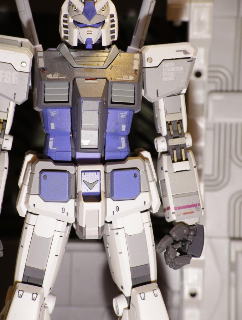 肩アーマーにある中途半端な丸い凸モールドは削ってメタルモールドに変更。ほか、胸ダクトの上にある楕円形のモールドにはレッドポイントを入れてアクセントに。 
顔のエラ部分が若干張ってるので削って整形。