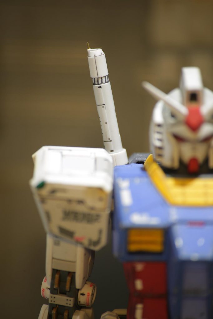 お台場ガンダムの様にビームサーベルは真鍮線を使い避雷針を表現しました。