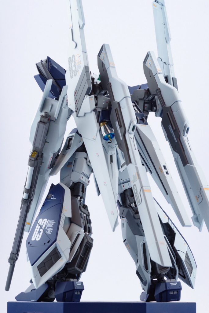 背面はサテライトキャノンのミラーを外しHi-νガンダムのパーツに変えバインダーのように設置しました、真ん中が少し寂しいのでフィンファンネルを一機追加しました