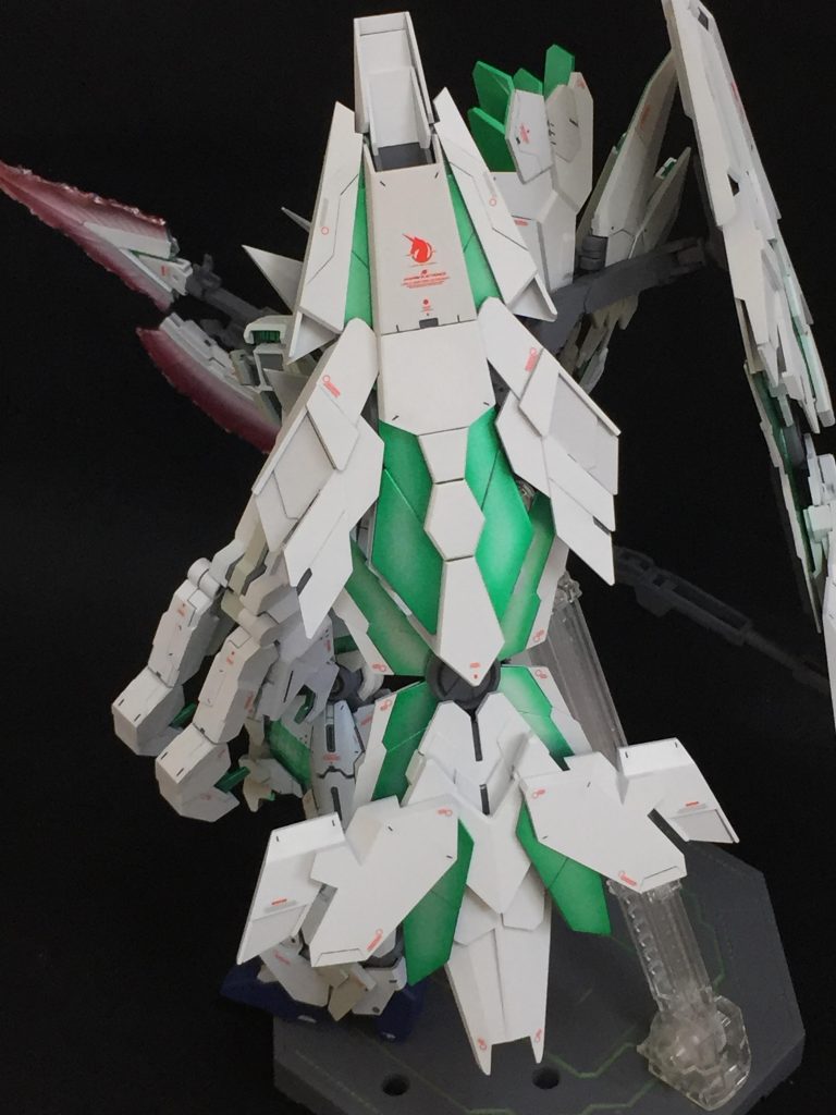 サイコフレームの発光状態を
表現するためにグラデーション塗装