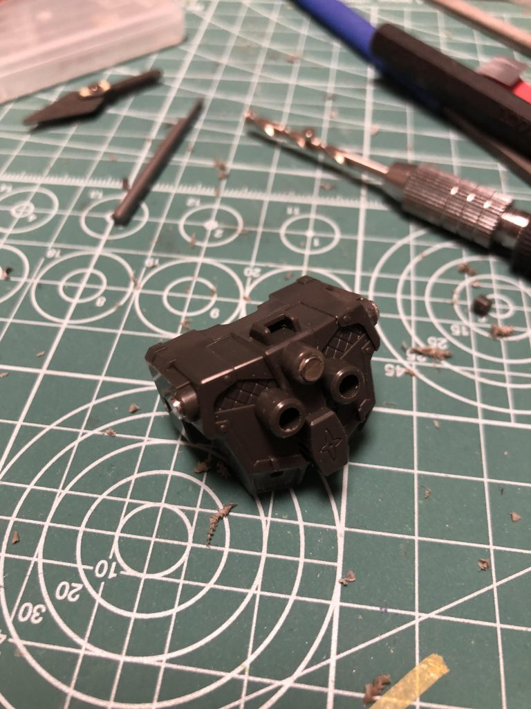 マグネットの埋め込み。
ピンバイスで3ミリ穴を開けて埋め込んでます。最後にゴールドで塗ってます。
各メタルパーツはHI-Qパーツのものを使ってます。キット代より高くついてしまいました。色塗るならパテでよくね?とか後から思ってしまった。