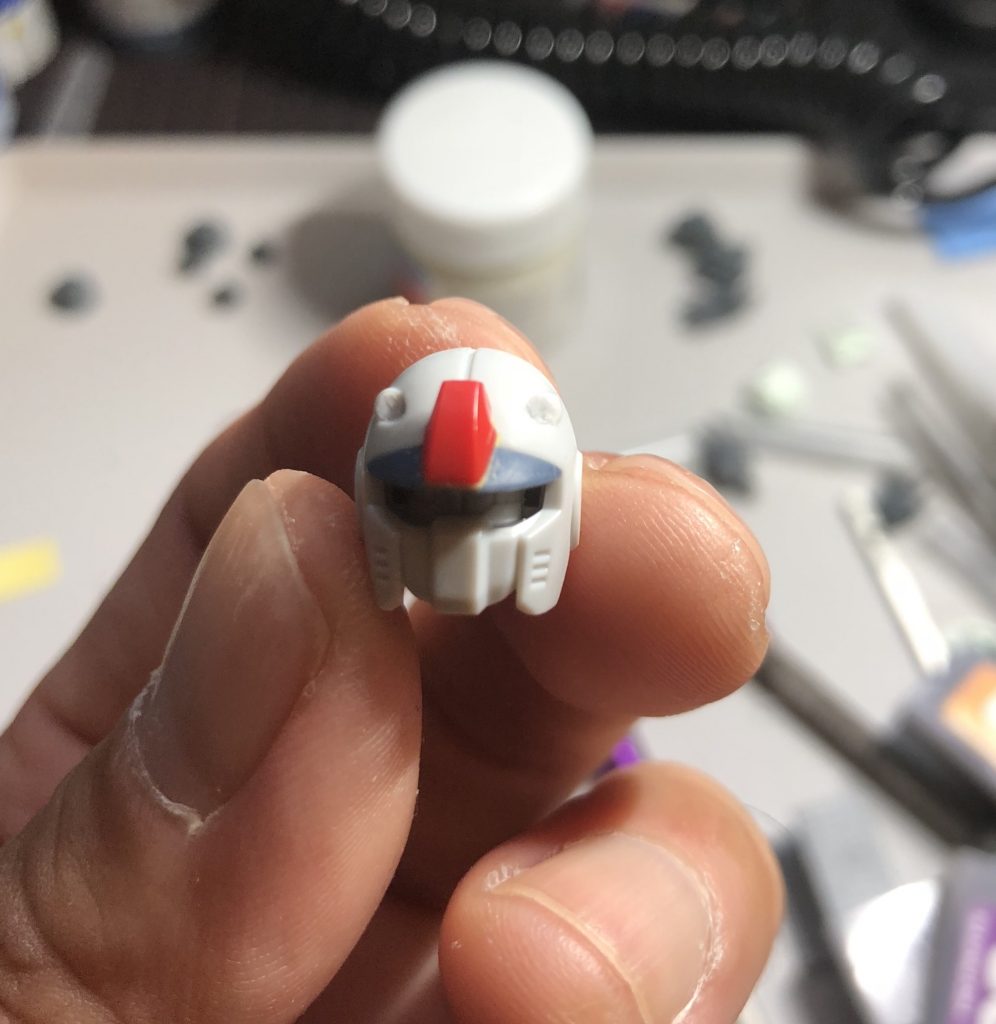 頭部の改修工程は最初期型をベースに。額のセンサーは削り落としリヴァイブ版のバイザーをカットしてミックスしました。後頭部はリヴァイブ版のアンテナを貼り合わせてます。最初期型の耳のアンテナは切り落とし、フラットに整形。改修はエポパテで貼り合わせましたが、角度や捨てサフ後の傷など少し苦労しました。