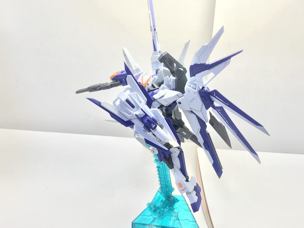 アブソリュート・アブソーブシールド。ガンダムビルドファイターズに登場したビルドストライクガンダムの装備を再現したものであり、一定程度のビームを吸収してエネルギーに変換する機能を有している。