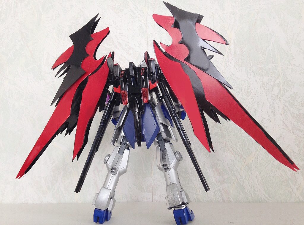 背中はビルドブースターを利用し、羽根は全てプラ板から切り出しています。アニメではできない複雑なデザインの翼が表現できたらと制作しました。