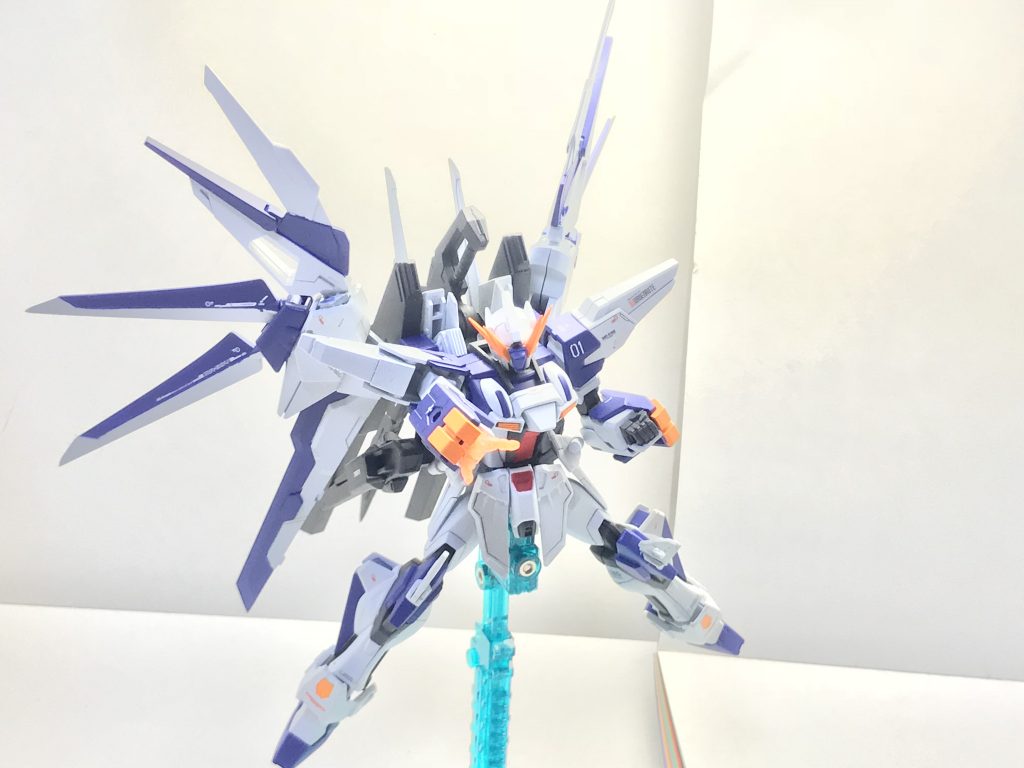 アブソリュートフィンガー。アブソリュートアブソーブシステムで吸収したエネルギー及び機体から発生する余剰出力をマニピュレータに集中させ、赤熱した状態で貫手を放つダイバーの奥の手である。オマージュ元は勿論ゴッドガンダムだが、ダイバーは世界観のすり合わせとしてはデスティニーガンダムのインスパイアとしたいと主張している。