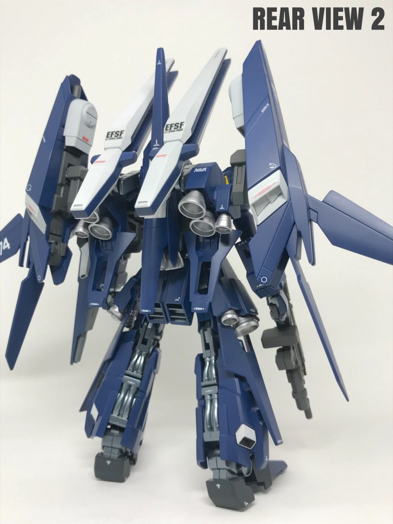 元々リゼルはNT専用として設計された機体
では無いので、ニュータイプ感応波の受発信
装置を後付。と言う脳内設定の元、ディフェ
ンサーユニット側に、それらしい部品を取り
付けました。(白いパーツですが分かります
かね?)