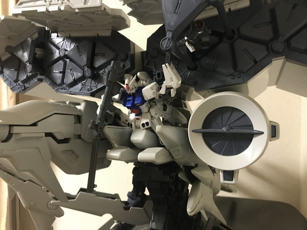 武装コンテナ及びIフィールド・ジェネレーター。各部は設定通りユニット化されており組み立ては思ったより簡単です。ただ芯に鉄板を使いますのでそこだけ緊張します。作業自体は簡単です。