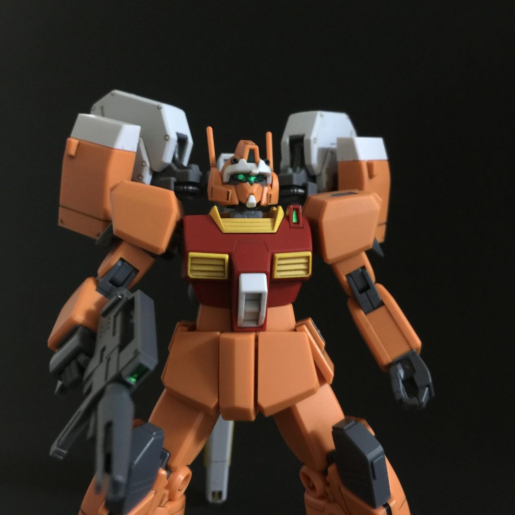 頭部は余剰品のジムIIIのアンテナを流用して
鶏冠部分のセンサーはオミットしてます。
本体色もレッドに変更しております。