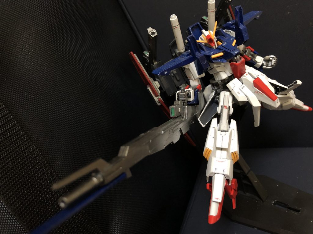 ・ハイパーロングライフル
ダブルビームライフルとの選択式で装備される長距離専用武装。ハイメガキャノンに及ばないものの、35メガワットの出力を持ち、ある程度の連射も可能。もちろん本体の動作を阻害しない。ただし、砲身が長く、混戦には向かない。
ZZⅱに装備された物と同型。