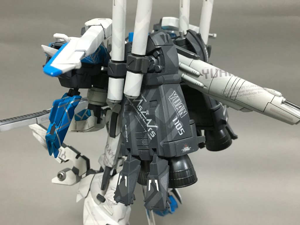 バックビューです。ブースターとバインダーにはタイポグラフィ的なマーキングを入れています。