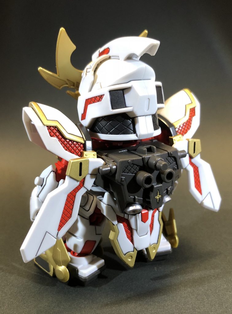 後ろ姿。
部分塗装はゴールド部分とサイコフレーム部分のレッドを中心にほぼガンダムマーカーエアブラシシステムで塗ってます。
マスキング作業がかなりしんどかったです(´・ω・`)
バックパックの赤は未熟なので今回は見送りました😖
バーニア部分は4アーティストマーカーで。