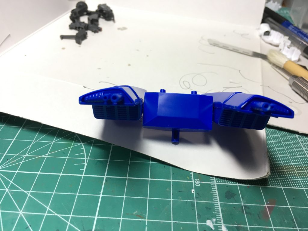 　バックパック前方に機銃のようなユニットがありますが、銃口がふさがっているのでピンバイスで開口。内側は1.5mm、外側は1mmです。開口前にヤスリで削ってより平らに整形しておくと良いでしょう。