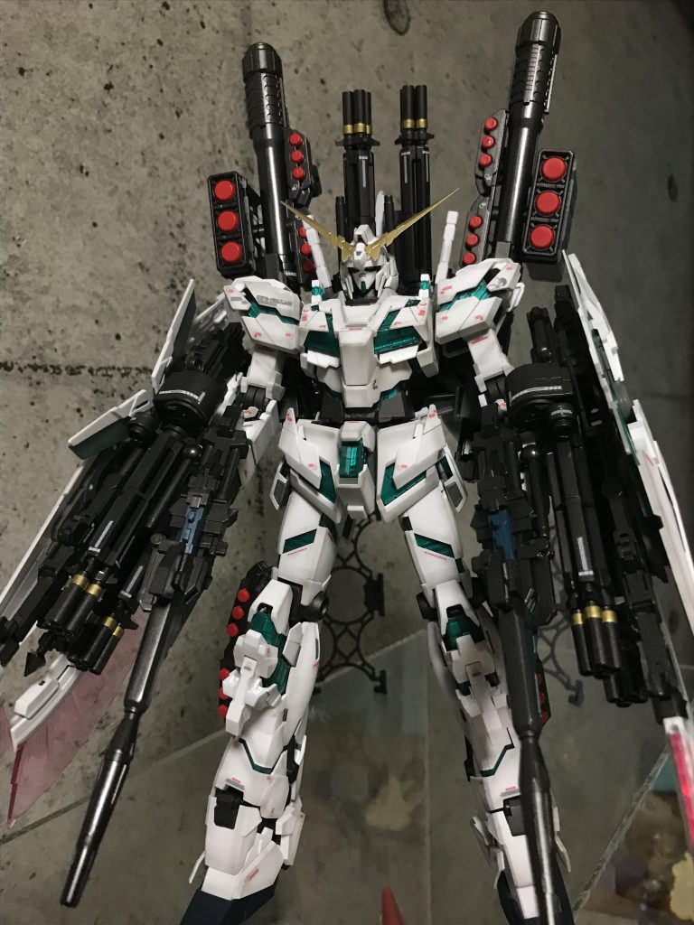 武器とフレームは黒鉄色を使用。ビームガトリングガンはアクセントにゴールドを部分的に塗りました^^*