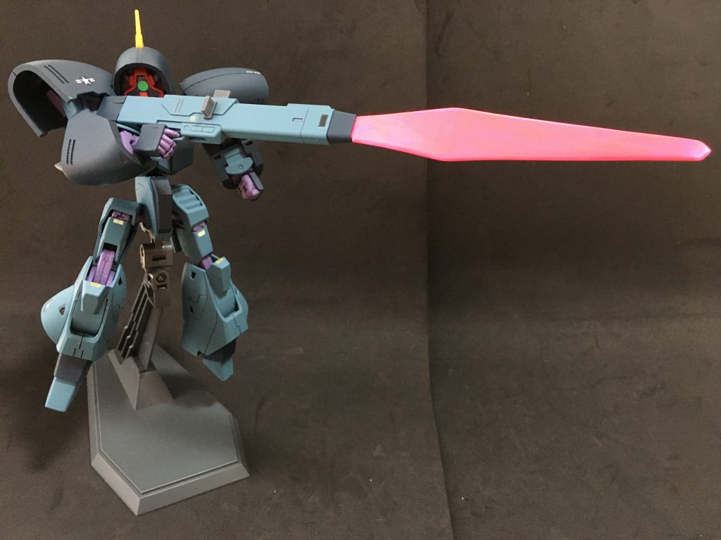 追加武装２：ビームブレード。プラバンでシルバー下地に蛍光ピンクで筆塗りです。